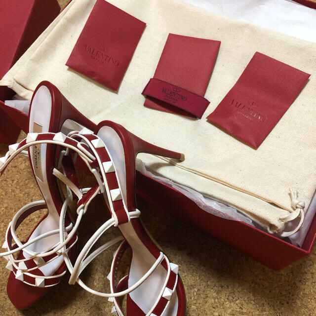 valentino garavani(ヴァレンティノガラヴァーニ)の専用　　　バレンティノガラバーニ　サンダル レディースの靴/シューズ(サンダル)の商品写真