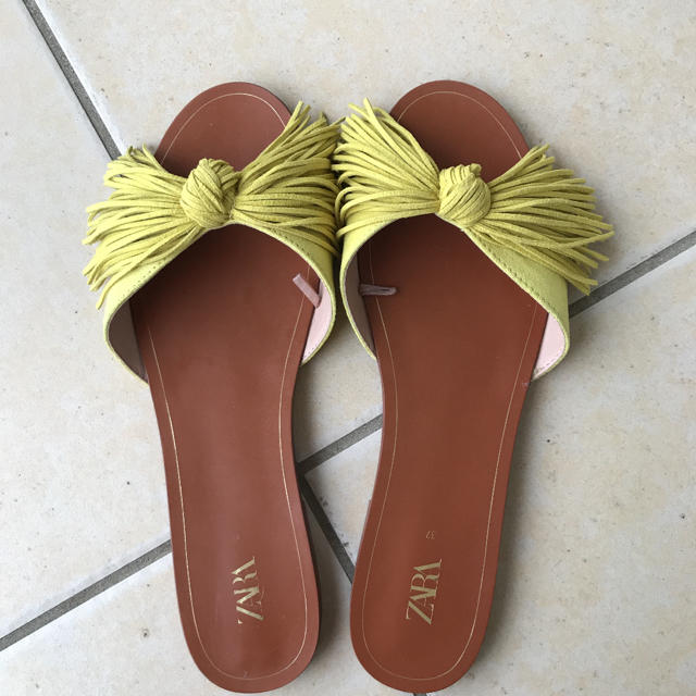 ZARA(ザラ)のZARA ザラ サンダル イエロー フリンジ レディースの靴/シューズ(サンダル)の商品写真