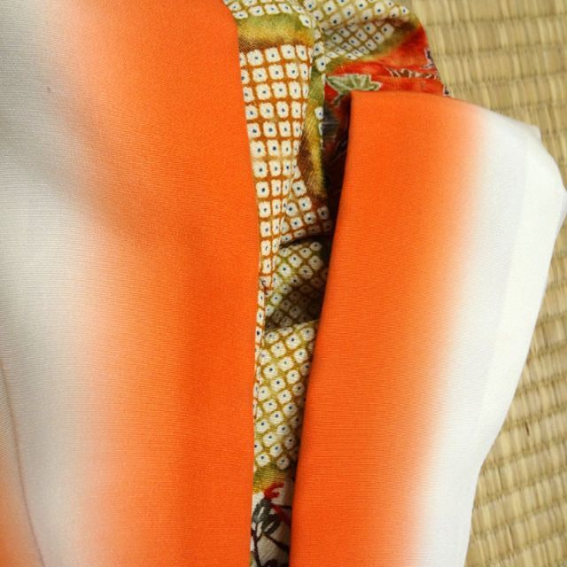 緑と橙色のにじみに疋田柄と草花　小紋 レディースの水着/浴衣(着物)の商品写真