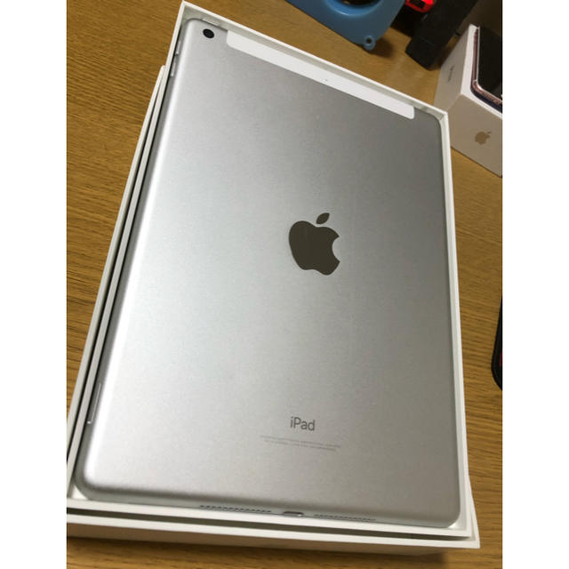 iPad(アイパッド)のipad 6世代　32GB  auセルラーモデル　美品　完動品 スマホ/家電/カメラのPC/タブレット(タブレット)の商品写真