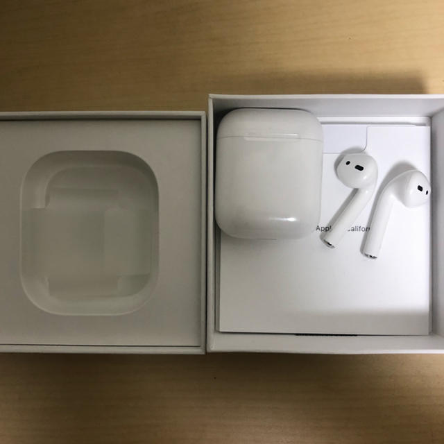 Apple(アップル)のAirPods 第2世代 中古 両耳 ケース 箱付き スマホ/家電/カメラのオーディオ機器(ヘッドフォン/イヤフォン)の商品写真