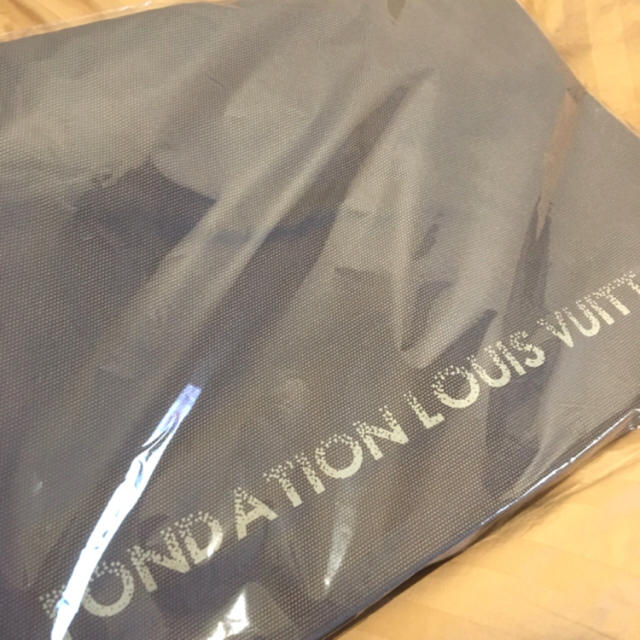 LOUIS VUITTON(ルイヴィトン)のルイヴィトン 美術館限定トート Fondation Louis Vuitton レディースのバッグ(トートバッグ)の商品写真