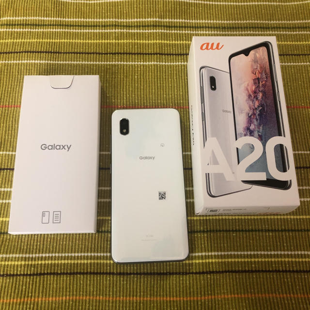 Galaxy(ギャラクシー)のGalaxy A20 ホワイト 32 GB au スマホ/家電/カメラのスマートフォン/携帯電話(スマートフォン本体)の商品写真