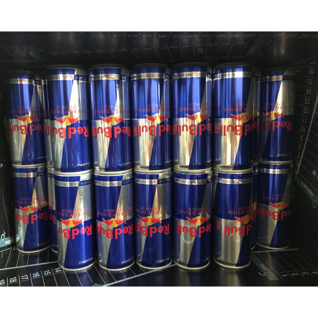 【専用】レッドブル Red Bull 250ml 30本セット 送料無料  食品/飲料/酒の飲料(ソフトドリンク)の商品写真