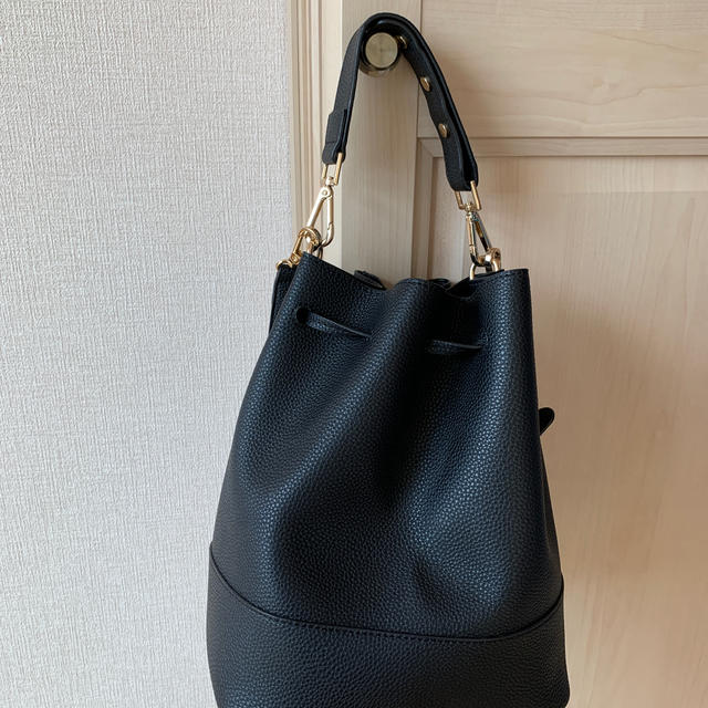 ZARA(ザラ)のZARA 巾着バッグ　ショルダー レディースのバッグ(ショルダーバッグ)の商品写真