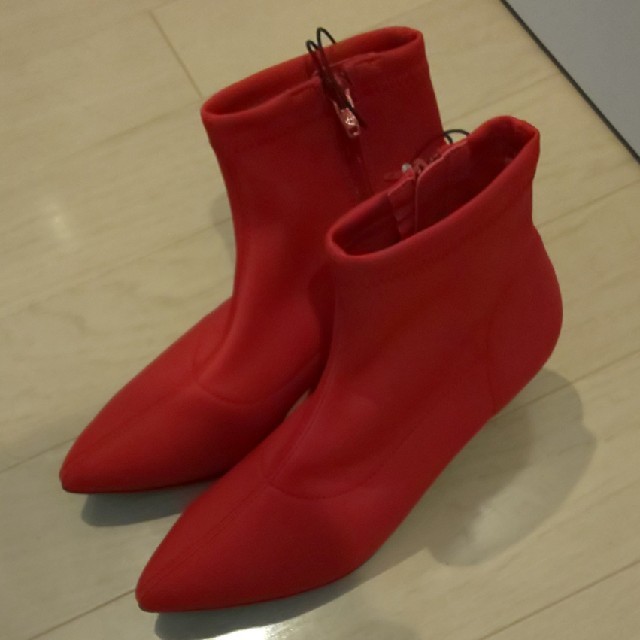 GU(ジーユー)のGU ソックスブーツ 赤 レッド M タグつき新品 レディースの靴/シューズ(ブーツ)の商品写真