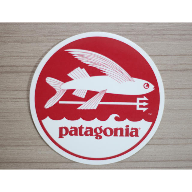 patagonia(パタゴニア)のパタゴニア　ステッカー　赤丸トビウオ スポーツ/アウトドアのスポーツ/アウトドア その他(その他)の商品写真