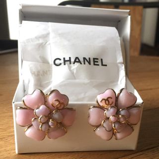 シャネル(CHANEL)の【CHANEL】グリポア  カメリア イヤリング(イヤリング)