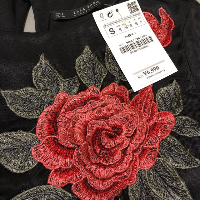 ZARA(ザラ)の新品★タグ付　ZARA 薔薇刺繍　ブラックワンピース レディースのワンピース(ひざ丈ワンピース)の商品写真