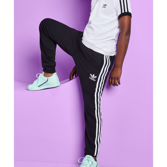 adidas(アディダス)の新品未使用★adidas 【SSTトラックパンツ】（キッズ150cm） キッズ/ベビー/マタニティのキッズ服男の子用(90cm~)(その他)の商品写真