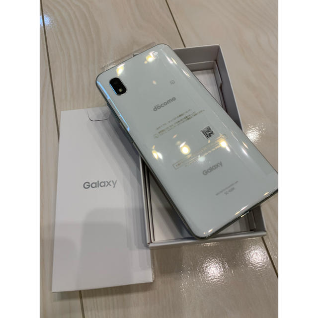 Galaxy(ギャラクシー)の新品未使用　Galaxy A20 白　docomo 本体 スマホ/家電/カメラのスマートフォン/携帯電話(スマートフォン本体)の商品写真