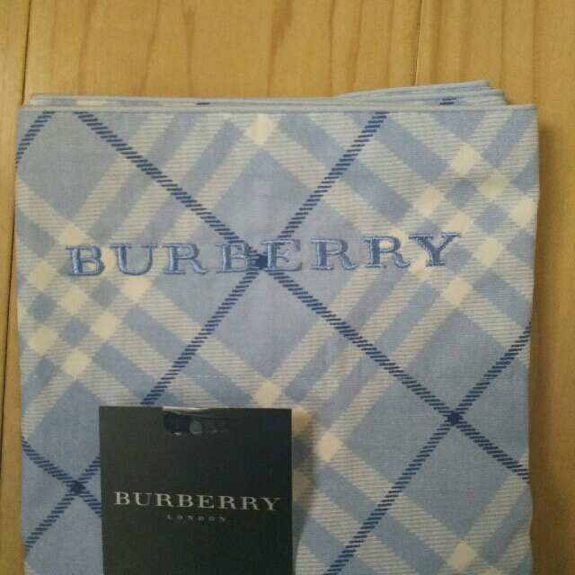 BURBERRY(バーバリー)の新品未使用burberryピロケ－ス、ブル－系 インテリア/住まい/日用品の寝具(シーツ/カバー)の商品写真