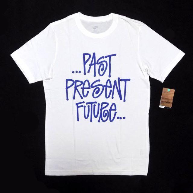 《NIKE》STUSSYコラボ★PAST PRESENT TEEホワイト(84)トップス