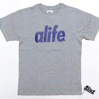 エーライフ(ALIFE)の《ALIFE》エーライフ ロゴプリントTシャツ グレー×ネイビー M (87)(Tシャツ/カットソー(半袖/袖なし))