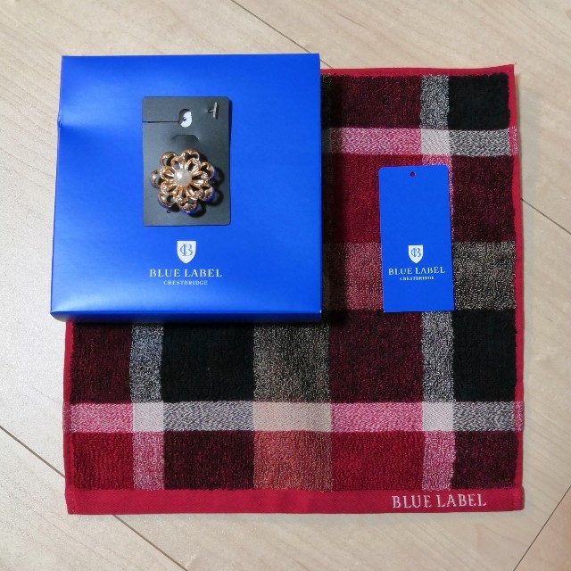 BURBERRY BLUE LABEL(バーバリーブルーレーベル)の新品送料込！ブルーレーベルクレストブリッジ ハンドタオル＆パール付ブローチ インテリア/住まい/日用品の日用品/生活雑貨/旅行(タオル/バス用品)の商品写真