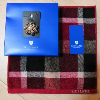 バーバリー(BURBERRY)の新品送料込！ブルーレーベルクレストブリッジ タオルハンカチ＆パール付ブローチ(ハンカチ)