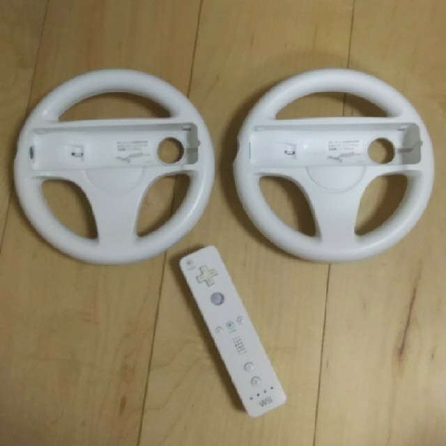 Wii(ウィー)のwii ハンドル2個とリモコンのセット エンタメ/ホビーのゲームソフト/ゲーム機本体(家庭用ゲーム機本体)の商品写真