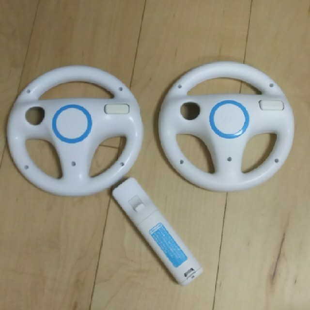 Wii(ウィー)のwii ハンドル2個とリモコンのセット エンタメ/ホビーのゲームソフト/ゲーム機本体(家庭用ゲーム機本体)の商品写真