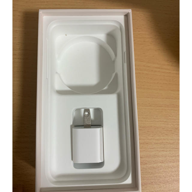 iPhone(アイフォーン)の【極美品】iPhone8　ゴールド　64GB SIMロック解除済み スマホ/家電/カメラのスマートフォン/携帯電話(携帯電話本体)の商品写真