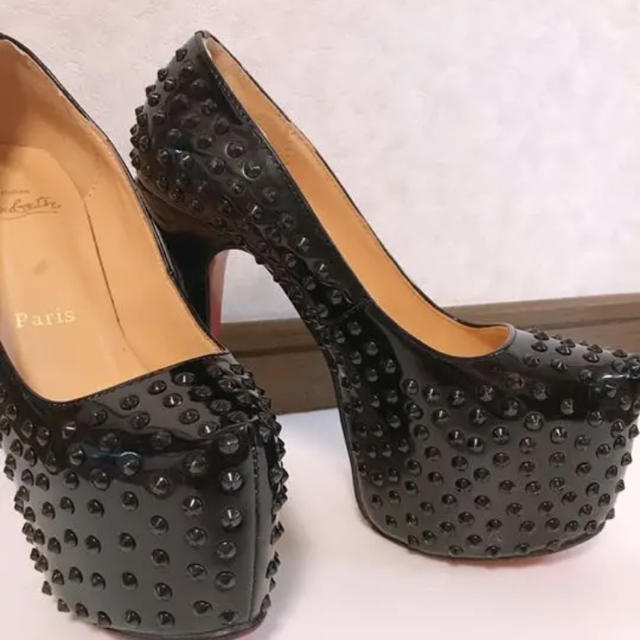 Christian Louboutin(クリスチャンルブタン)の◆エナメルスタッズパンプス 38◆ レディースの靴/シューズ(ハイヒール/パンプス)の商品写真