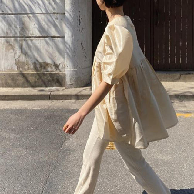 ZARA(ザラ)のcepto pearl puff sleeve パールパフスリープ　ベージュ レディースのトップス(シャツ/ブラウス(半袖/袖なし))の商品写真