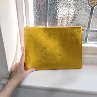 ロエベ(LOEWE)のラスト１【新品】LOEWE マウスチャーム付き チーズ柄 クラッチバッグ(クラッチバッグ)