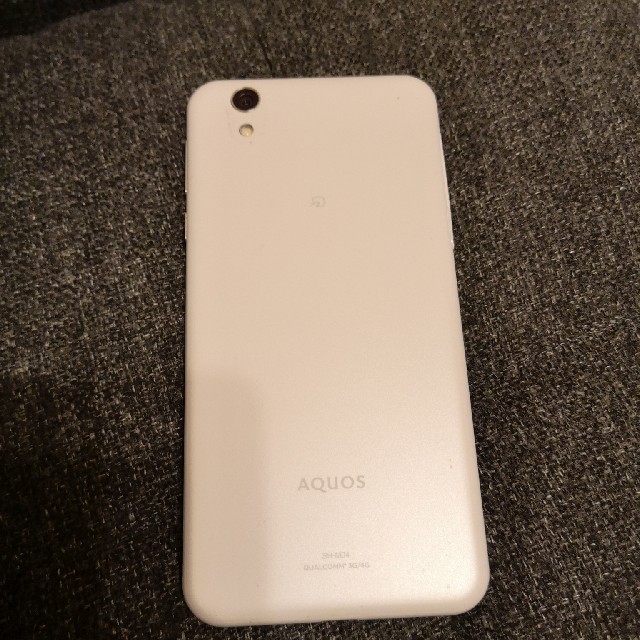 AQUOS(アクオス)の[美品] AQUOS SH-M04 White 16 GB SIMフリー スマホ/家電/カメラのスマートフォン/携帯電話(スマートフォン本体)の商品写真