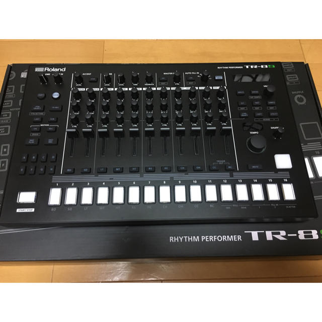 roland tr-8s リズムマシン　極美品