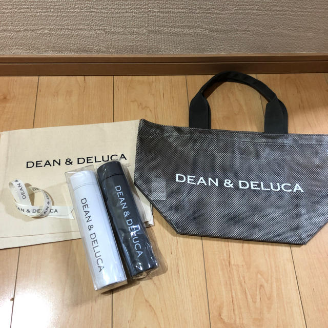 DEAN & DELUCA(ディーンアンドデルーカ)のDEAN&DELUCA  メッシュトートバッグ＋ステンレスボトル白グレー2本 レディースのバッグ(トートバッグ)の商品写真