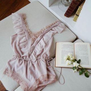 スナイデル(SNIDEL)のherlipt Maison Lace-Trimmed Playsuit 新品(ルームウェア)