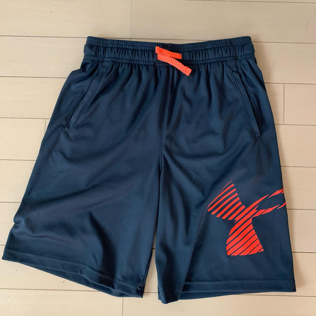 UNDER ARMOUR(アンダーアーマー)のアンダーアーマー　キッズハーフパンツ　グレー　YLG キッズ/ベビー/マタニティのキッズ服男の子用(90cm~)(パンツ/スパッツ)の商品写真