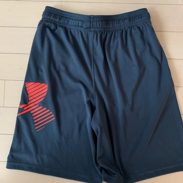 UNDER ARMOUR(アンダーアーマー)のアンダーアーマー　キッズハーフパンツ　グレー　YLG キッズ/ベビー/マタニティのキッズ服男の子用(90cm~)(パンツ/スパッツ)の商品写真