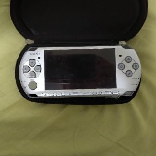 プレイステーションポータブル(PlayStation Portable)のpsp 3000 ジャンク　ケース付き(携帯用ゲーム機本体)