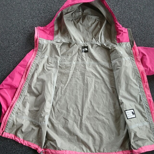 THE NORTH FACE(ザノースフェイス)のキッズ ノースフェイス ウィンドブレーカー 140㎝ キッズ/ベビー/マタニティのキッズ服女の子用(90cm~)(ジャケット/上着)の商品写真