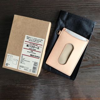 ムジルシリョウヒン(MUJI (無印良品))の【新品】無印良品　新品イタリア産ヌメ革単パスケース(名刺入れ/定期入れ)