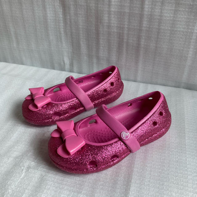 crocs(クロックス)のラメ入りリボンクロックス15.5センチ キッズ/ベビー/マタニティのキッズ靴/シューズ(15cm~)(サンダル)の商品写真