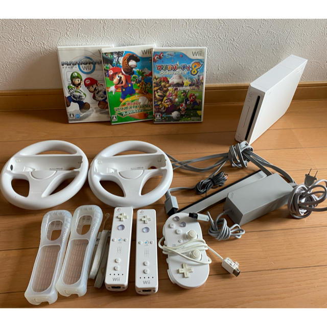 Wii(ウィー)のWii 本体セット　ソフト3本 エンタメ/ホビーのゲームソフト/ゲーム機本体(家庭用ゲーム機本体)の商品写真
