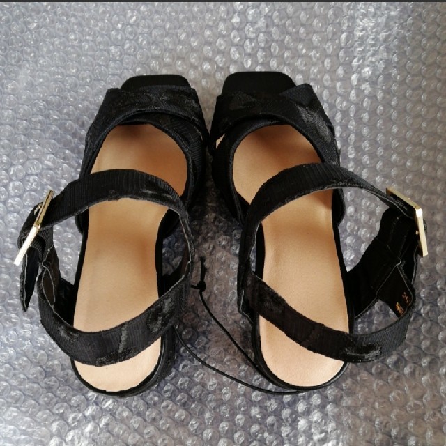 GU(ジーユー)のSサイズ　クロスサンダル　ブラック　黒 レディースの靴/シューズ(サンダル)の商品写真