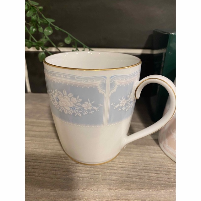 Noritake(ノリタケ)の【新品】♡Noritake♡ レースウッドゴールドマグカップ　ペア インテリア/住まい/日用品のキッチン/食器(グラス/カップ)の商品写真