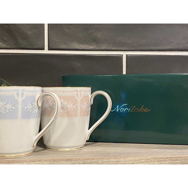 Noritake(ノリタケ)の【新品】♡Noritake♡ レースウッドゴールドマグカップ　ペア インテリア/住まい/日用品のキッチン/食器(グラス/カップ)の商品写真