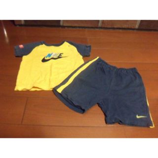 ナイキ(NIKE)のベビー　ＮＩＫＥ　ナイキ　上下セット　肩ぼたん有り　サイズ80　シミあり(Ｔシャツ)