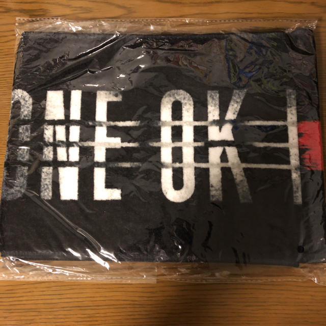 ONE OK ROCK(ワンオクロック)の値下げしました！【ONE OK ROCK】2016 マフラータオル エンタメ/ホビーのタレントグッズ(ミュージシャン)の商品写真