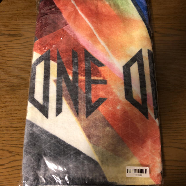 ONE OK ROCK(ワンオクロック)の値下げしました！【ONE OK ROCK】2015 マフラータオル エンタメ/ホビーのタレントグッズ(ミュージシャン)の商品写真
