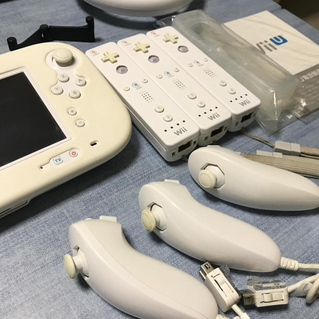 Wii U(ウィーユー)の【カセット付き】Wii U 中古品 エンタメ/ホビーのゲームソフト/ゲーム機本体(家庭用ゲーム機本体)の商品写真