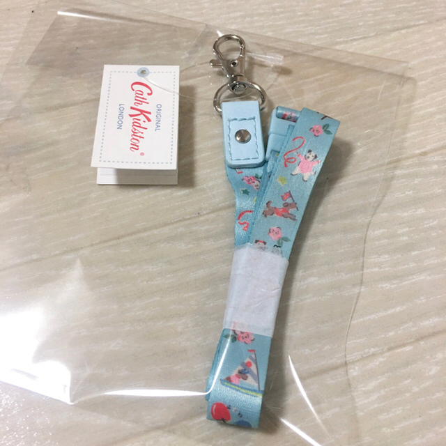 Cath Kidston(キャスキッドソン)の【キャスキッドソン】スポーティードッグス　ストラップ スマホ/家電/カメラのスマホアクセサリー(ネックストラップ)の商品写真