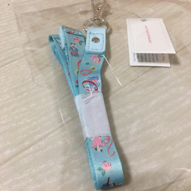 Cath Kidston(キャスキッドソン)の【キャスキッドソン】スポーティードッグス　ストラップ スマホ/家電/カメラのスマホアクセサリー(ネックストラップ)の商品写真