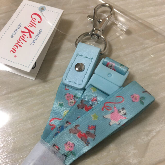 Cath Kidston(キャスキッドソン)の【キャスキッドソン】スポーティードッグス　ストラップ スマホ/家電/カメラのスマホアクセサリー(ネックストラップ)の商品写真