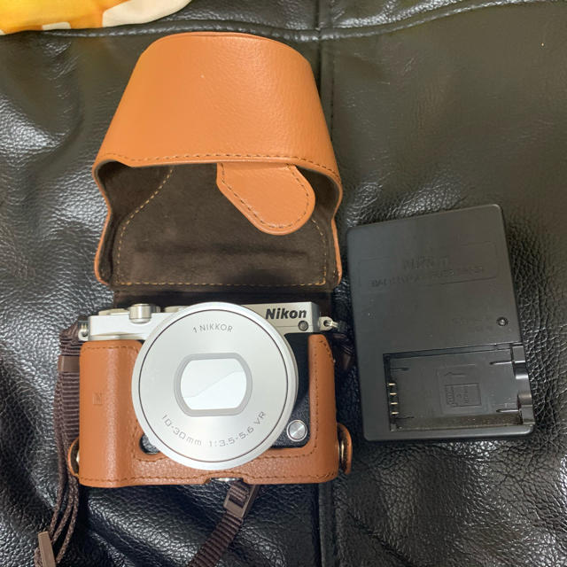 Nikon 1 J5 美品　Nikonケース付き！！