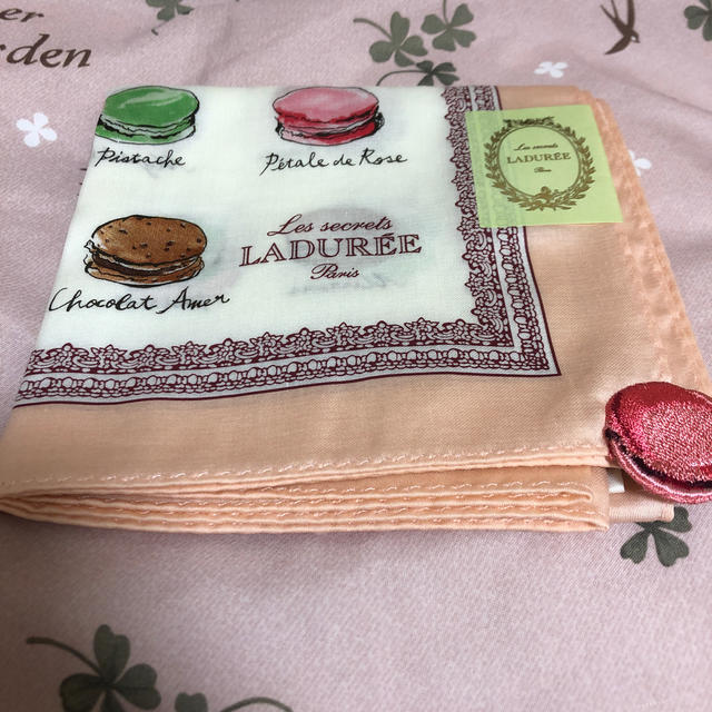 LADUREE(ラデュレ)のラデュレ　マカロン　ハンカチ レディースのファッション小物(ハンカチ)の商品写真