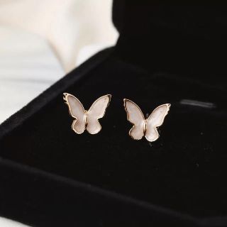 アーカー(AHKAH)のwhite shell papillon pierce ◯s925 post(ピアス)